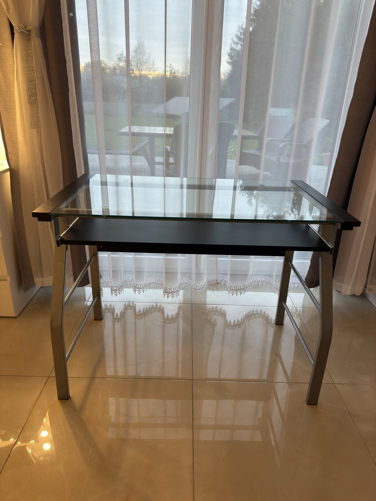 Biurko ze szklanym blatem i wysuwanym miejscem na klawiaturę