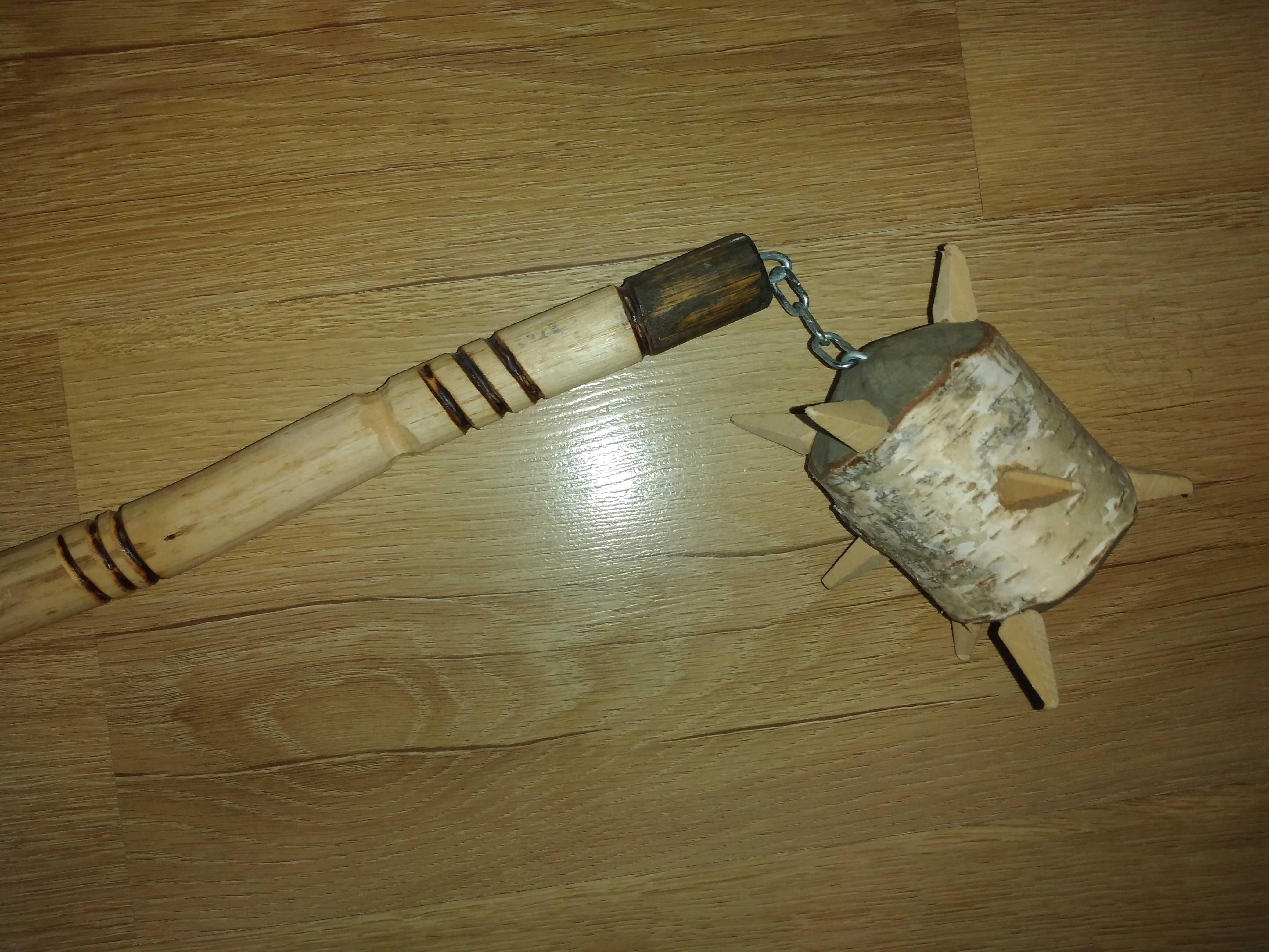 Drewniany korbacz kolczatka maczuga zabawka z drewna