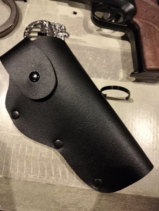 Kit de pistola de fulminantes 
Arma, algemas e distintivo em metal
Col