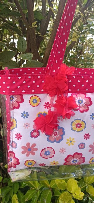 Sacola em tecido com capa exterior de plástico