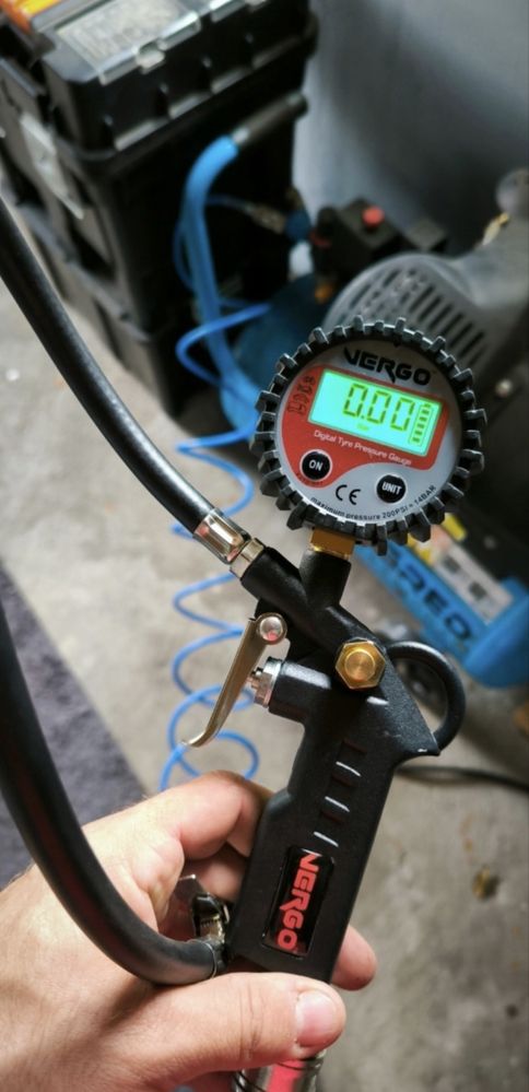 pistolet do pompowania kół cyfrowy – manometr do 14 bar