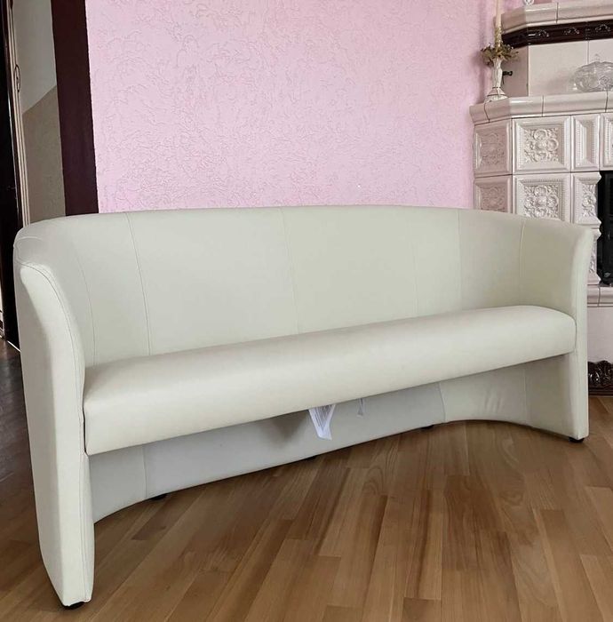 Диван нерозкладний 3-містний, оббивка екошкіра в кремовому кольорі
