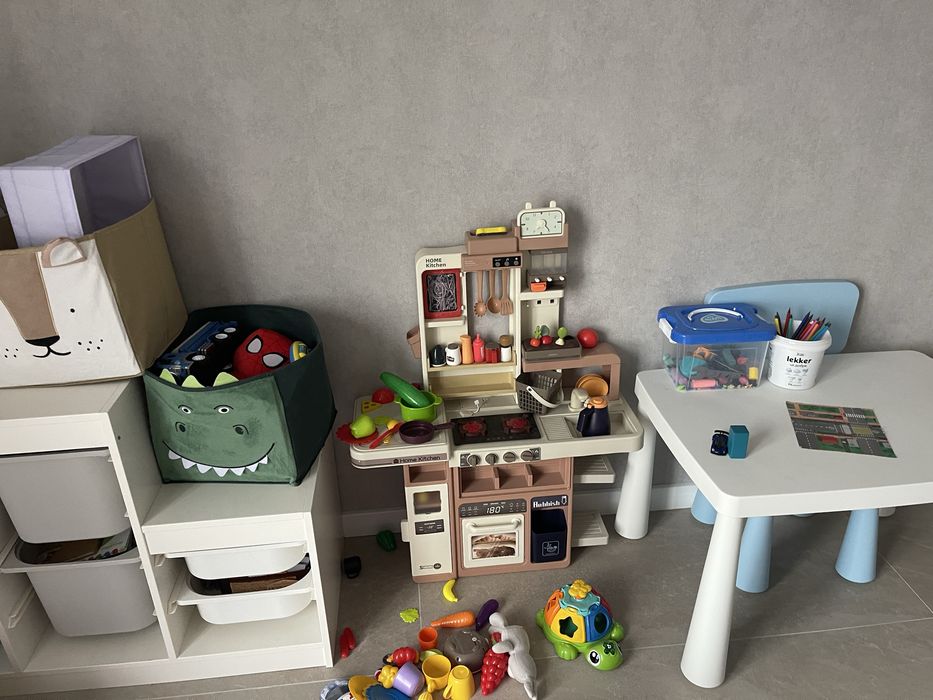 Дитячі ікрашки ,кухня ,стол та стільці з Ікеа