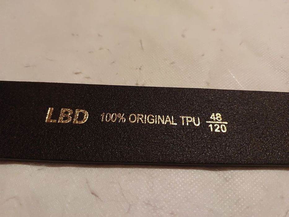 Мужской кожаный ремень с пряжкой.