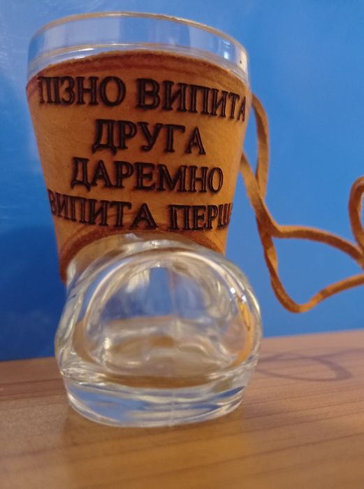Рюмка-сувенир в натуральной коже с кожаным шнурком