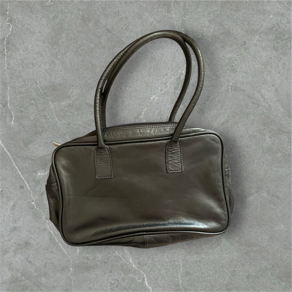 Шкіряна сумка з кільцями схожа на Prada