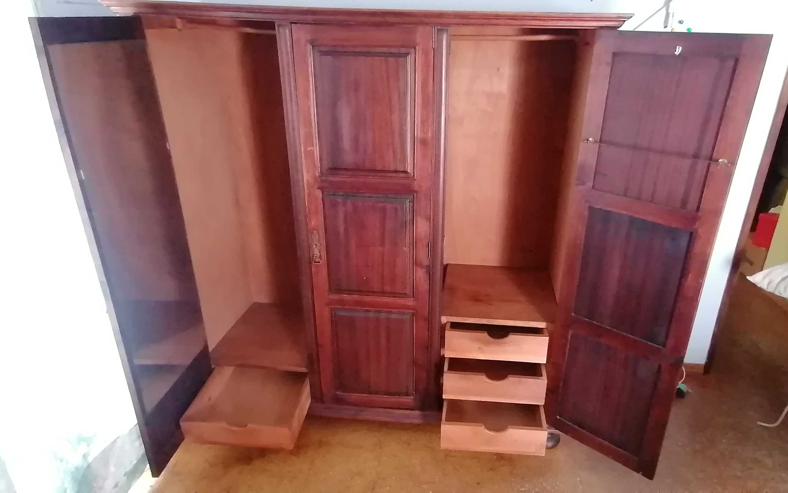 Roupeiro vintage em madeira maciça e muito bom estado