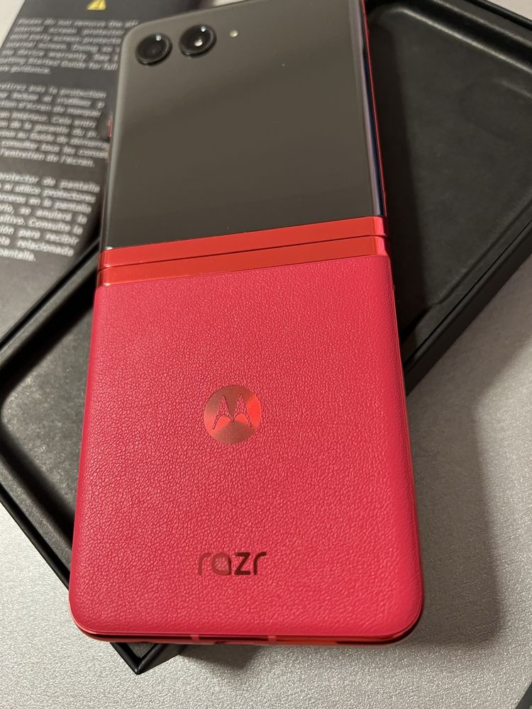 Смартфон Motorola Razr Plus 2023 8/256GB Viva Magenta (PAX60001US)
