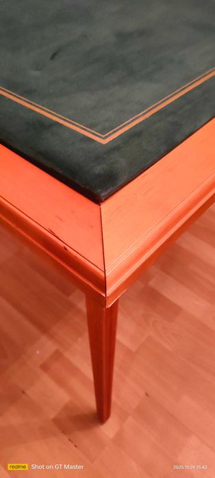 Kwadratowy stolik karciany.