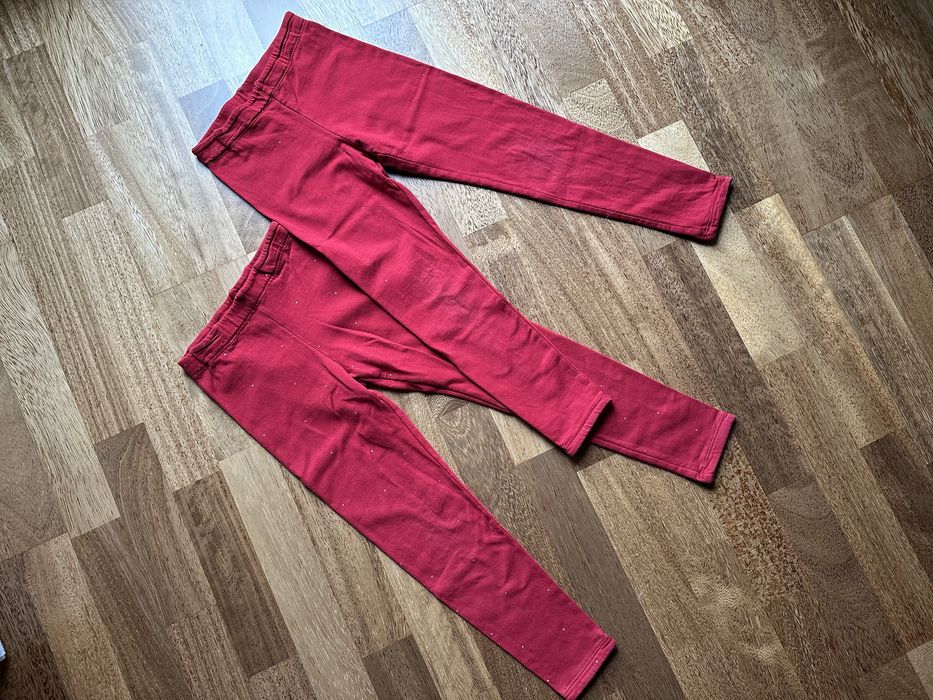 Czerwone wygodne leginsy z „misiem” w środku z H&M