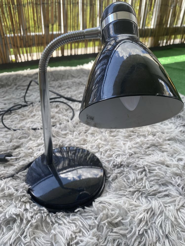 Czarna lampka na biurko ikea