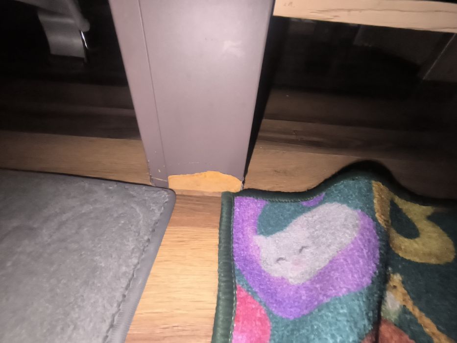 Stolik z półką u dołu.