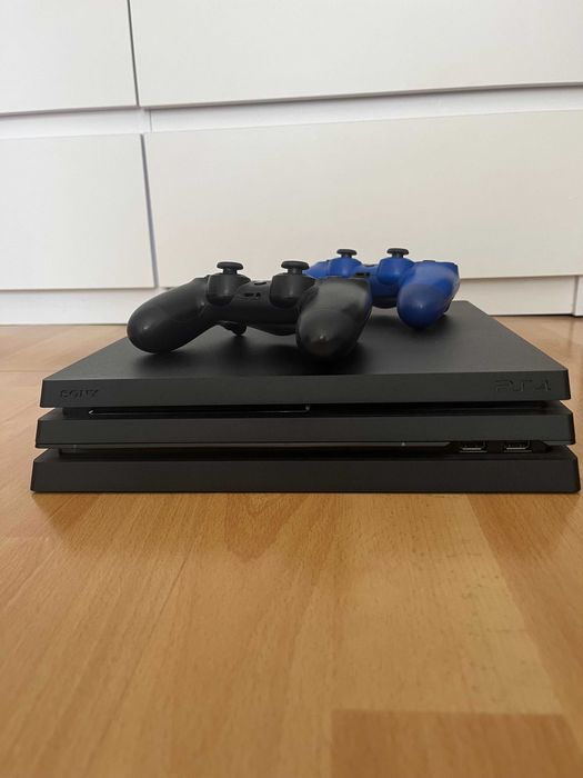 PlayStation 4 Pro 1TB (CUH-7216B) + komplet padów + gry