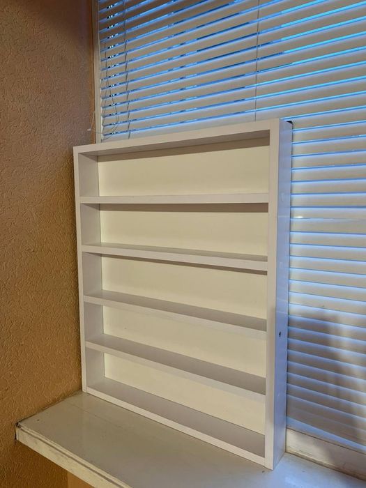 Манікюрний стіл.