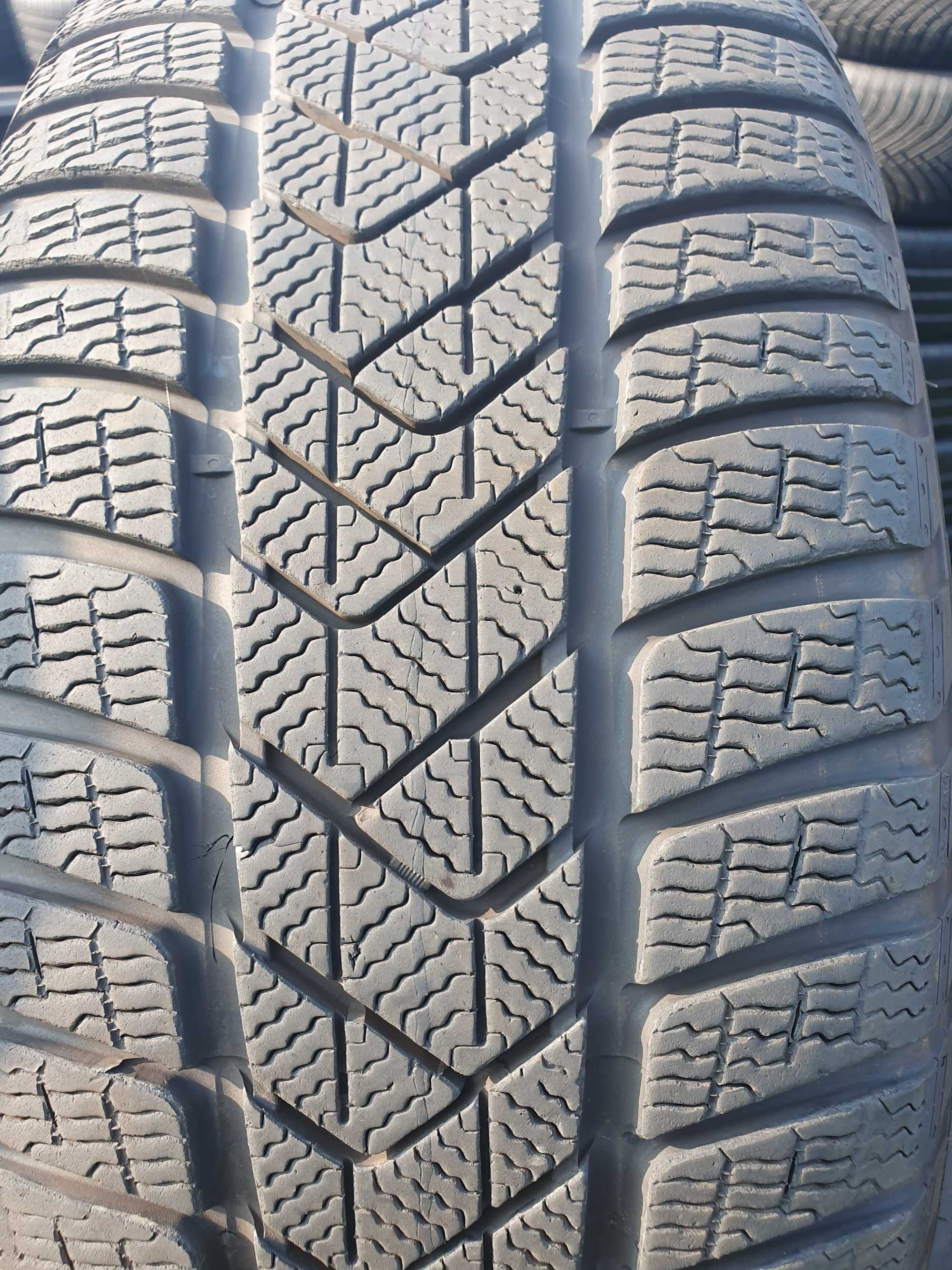 A04# Opony uzywane zimowe 245/45/18" Pirelli