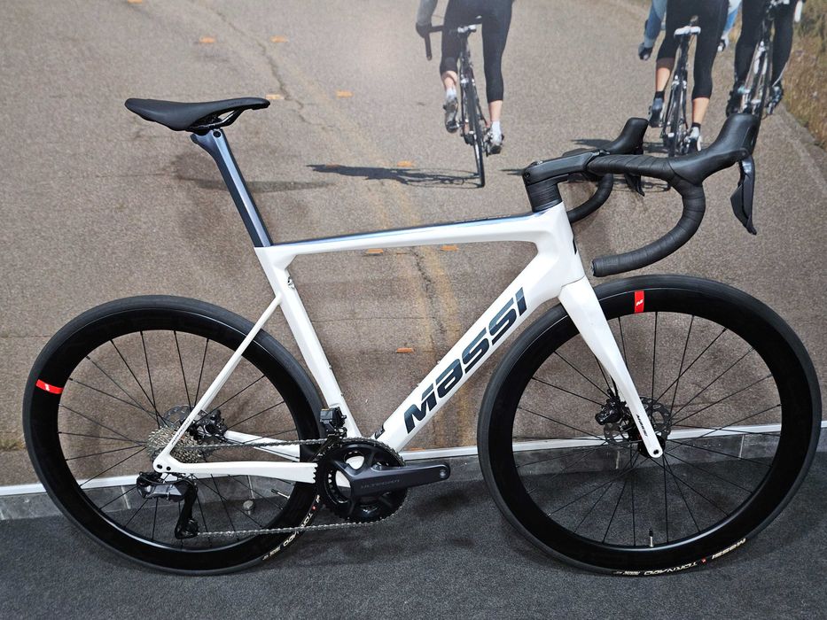 Massi Arrow Race Ultegra disc DI2 Rodas Xtech Carbon Branco/Azul T-54