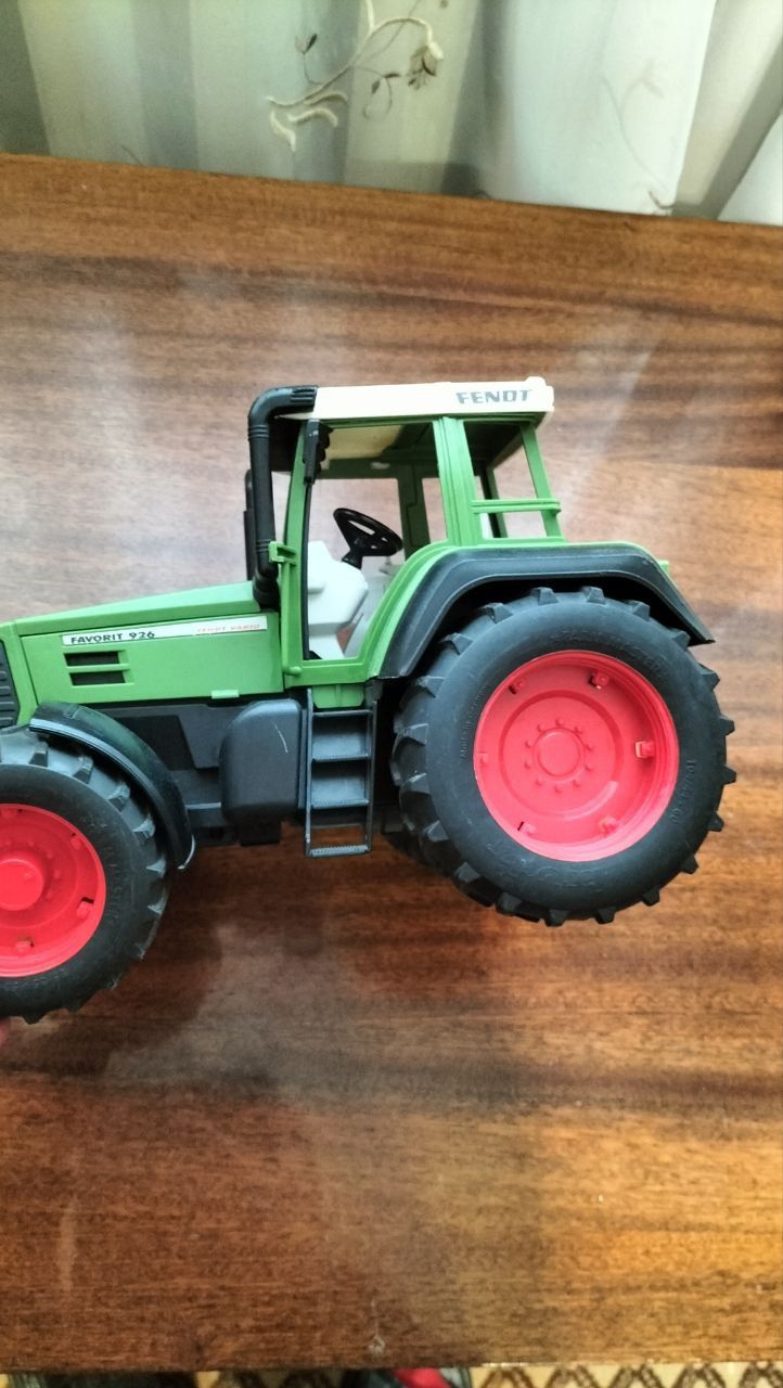 Игрушечный трактор  Bruder Fendt Vario Favorit 926