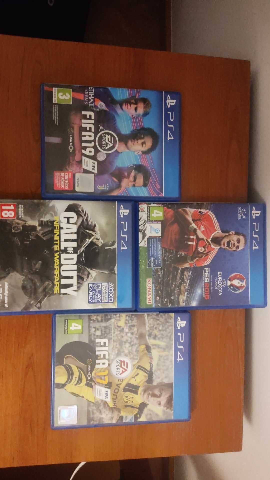 PS4 com um comando original e oferta de 4 jogos