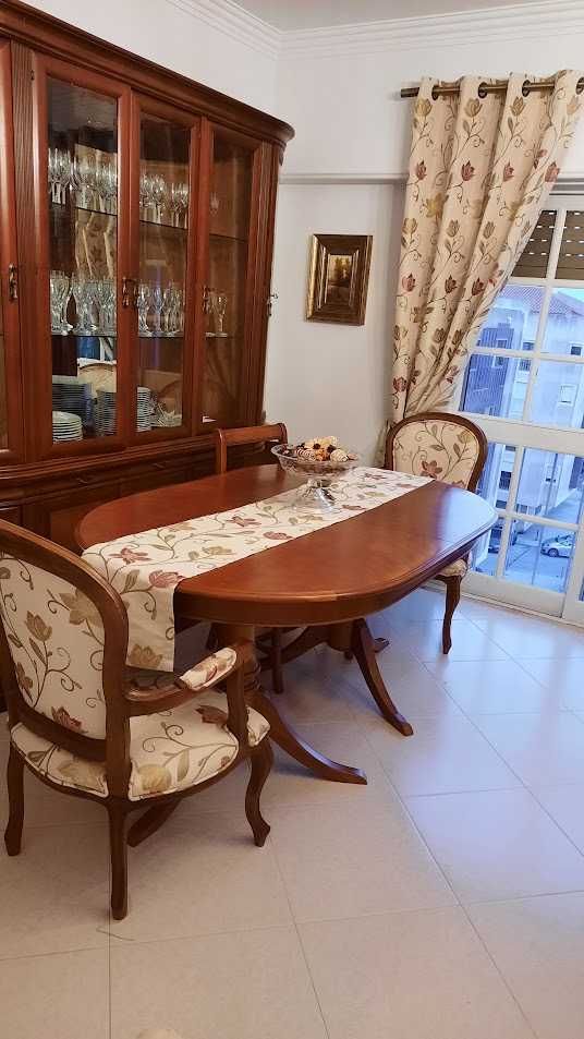 Conjunto de 2 Bergeres em Cerejeira, Cortinados e Caminho de Mesa