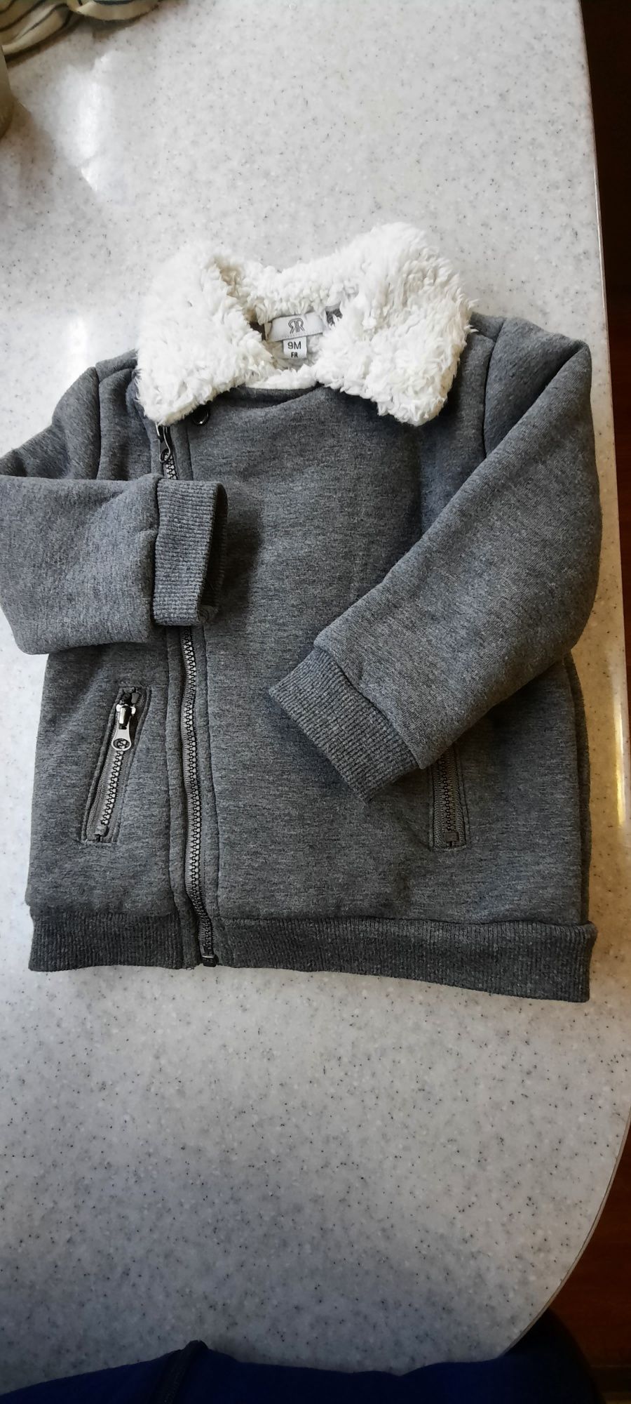 Продам 2 детские меховые курточки  на 9-12 месяцев