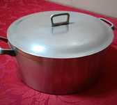 Tacho em ferro fundido com 30 cm de diâmetro.