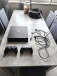 Sprzedam PS4 Pro z 2 padami i 3 grami.