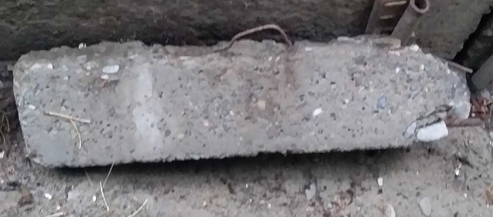 Столбики, бордюры бетонные б/у, куски бетона