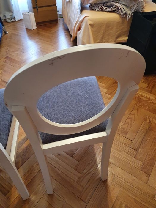 2 cadeiras madeira branca com estofo cinzento