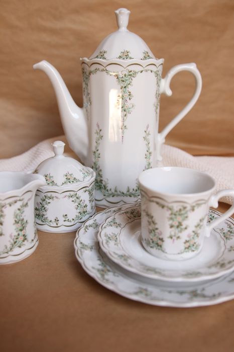 Serwis dla 9 osób z białej porcelany Bavaria Eschenbach