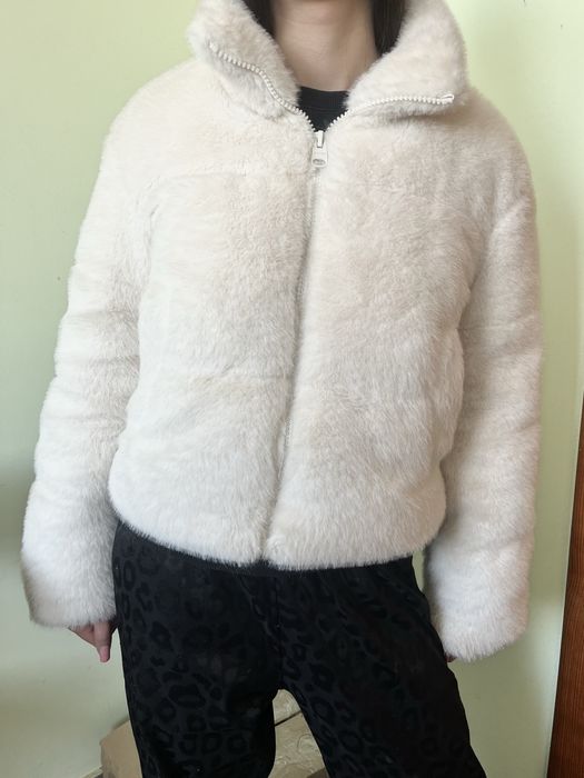 Біла шуба bershka