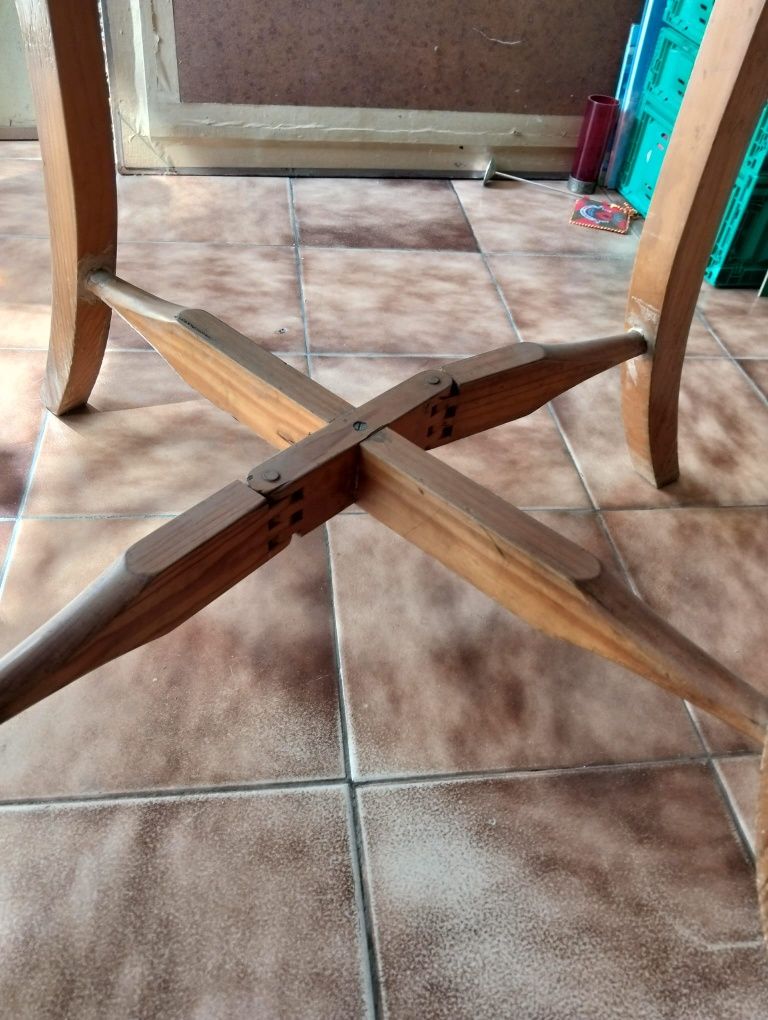 Mesa em Madeira maciça  redonda com abas,  pode abrir e fechar metade