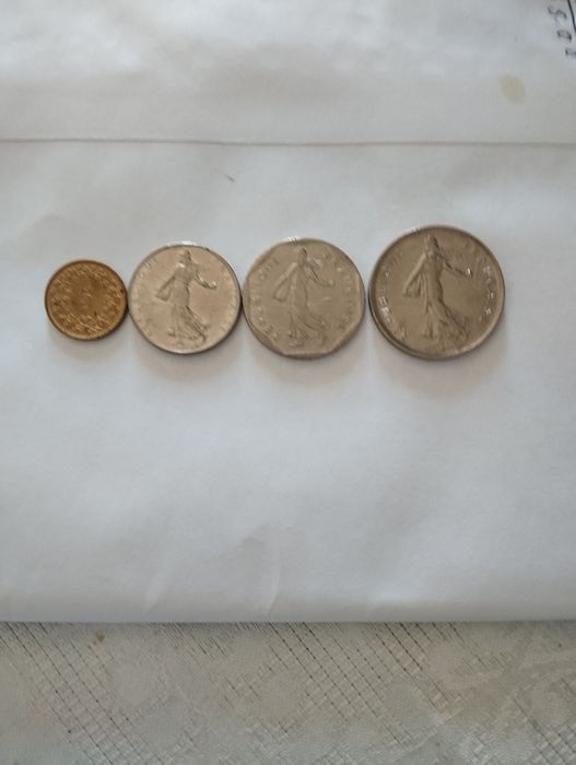 Moedas de francos novas