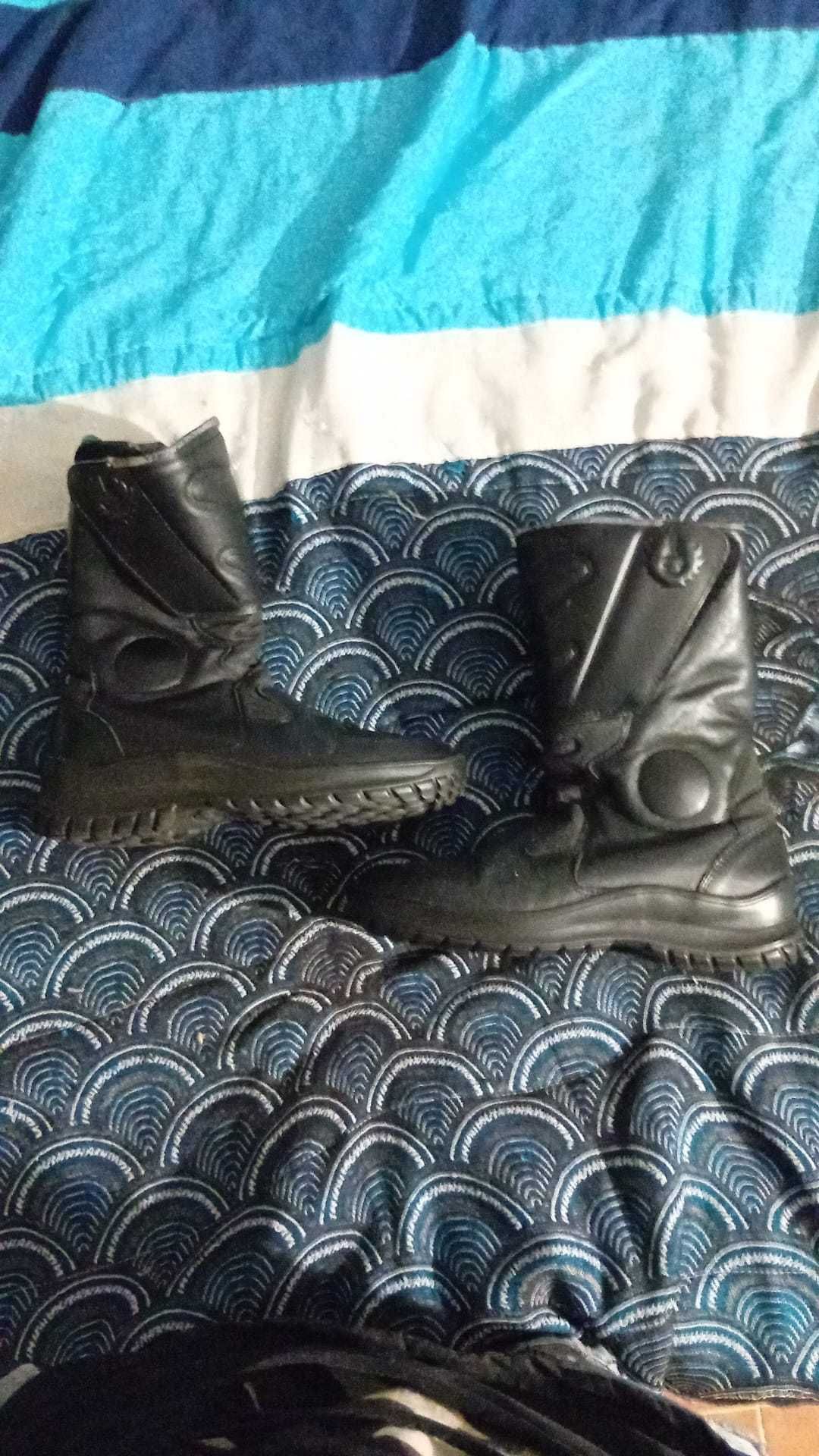 Botas pretas de mota