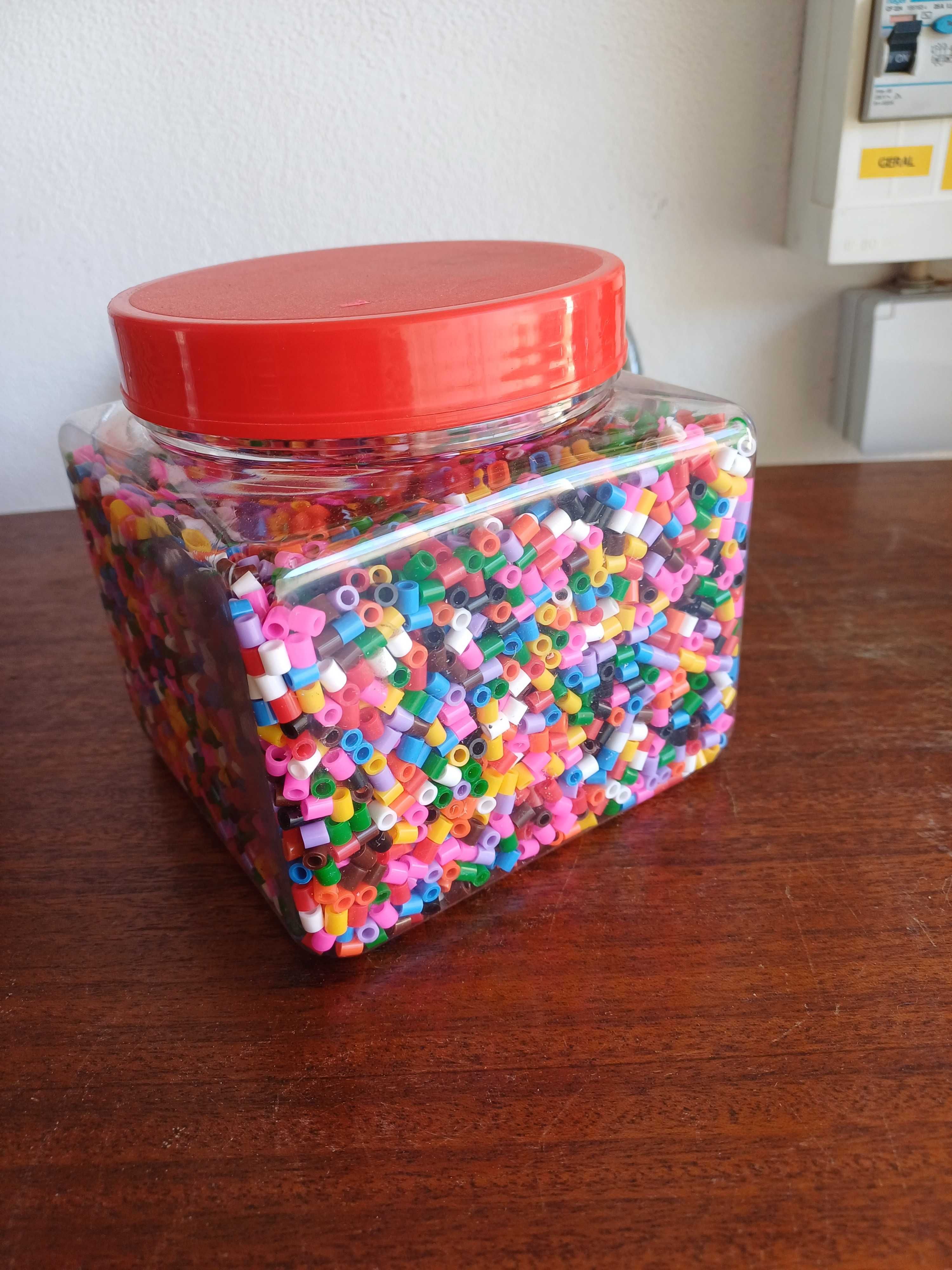 Missangas ou contas de plástico de várias cores