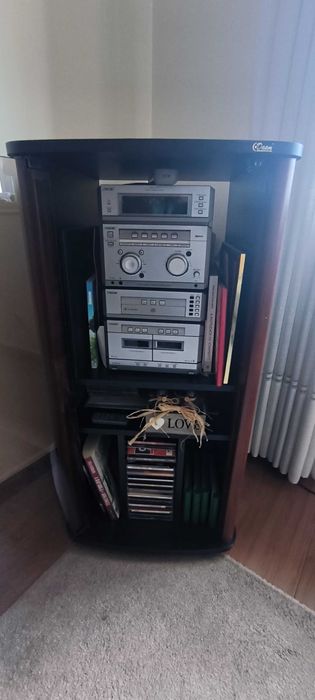 Aparelhagem de som Sony com colunas e móvel