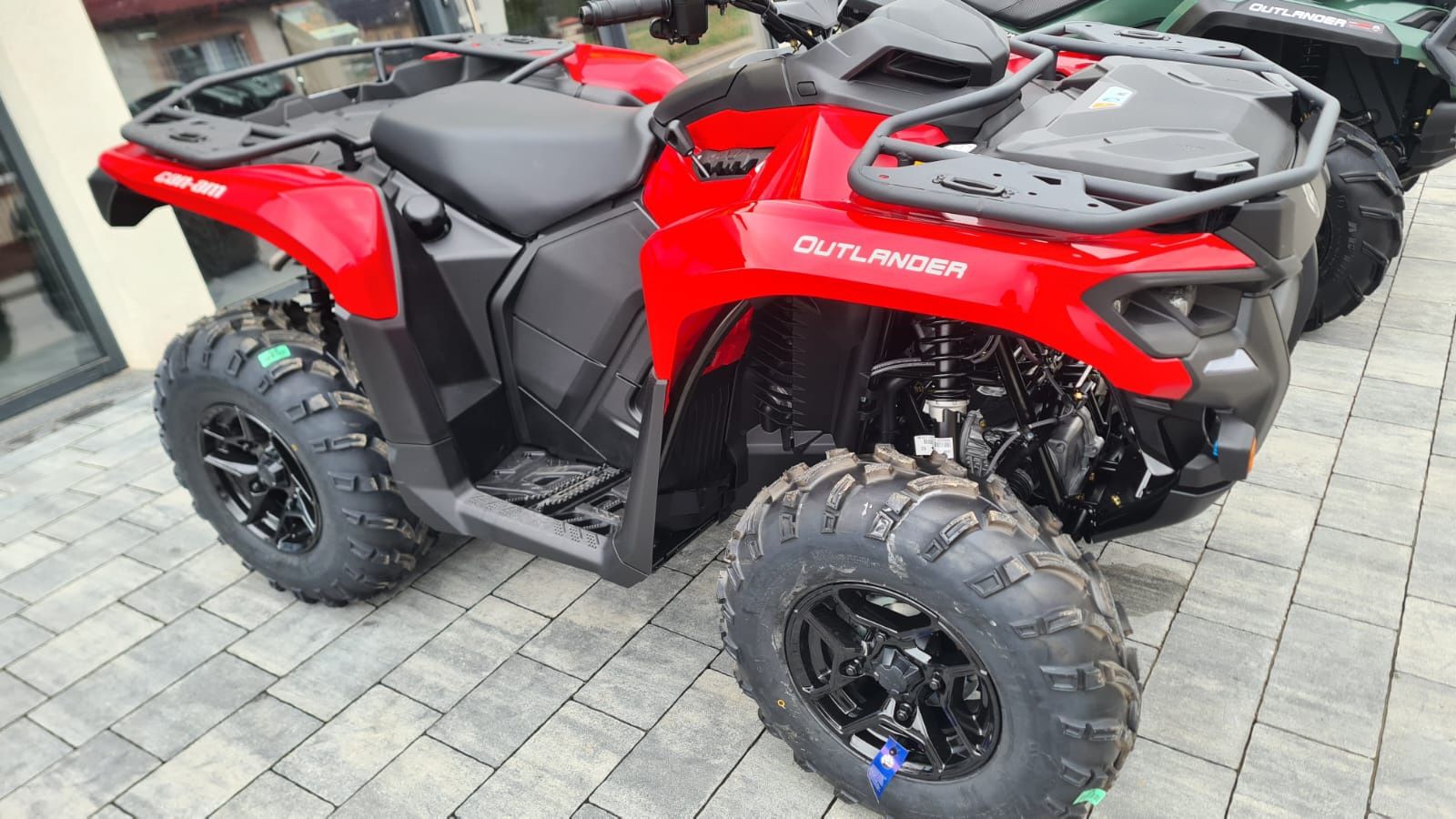 BRP Quad Can-Am Outlander DPS T 700 Legion Red model 2024 od reki