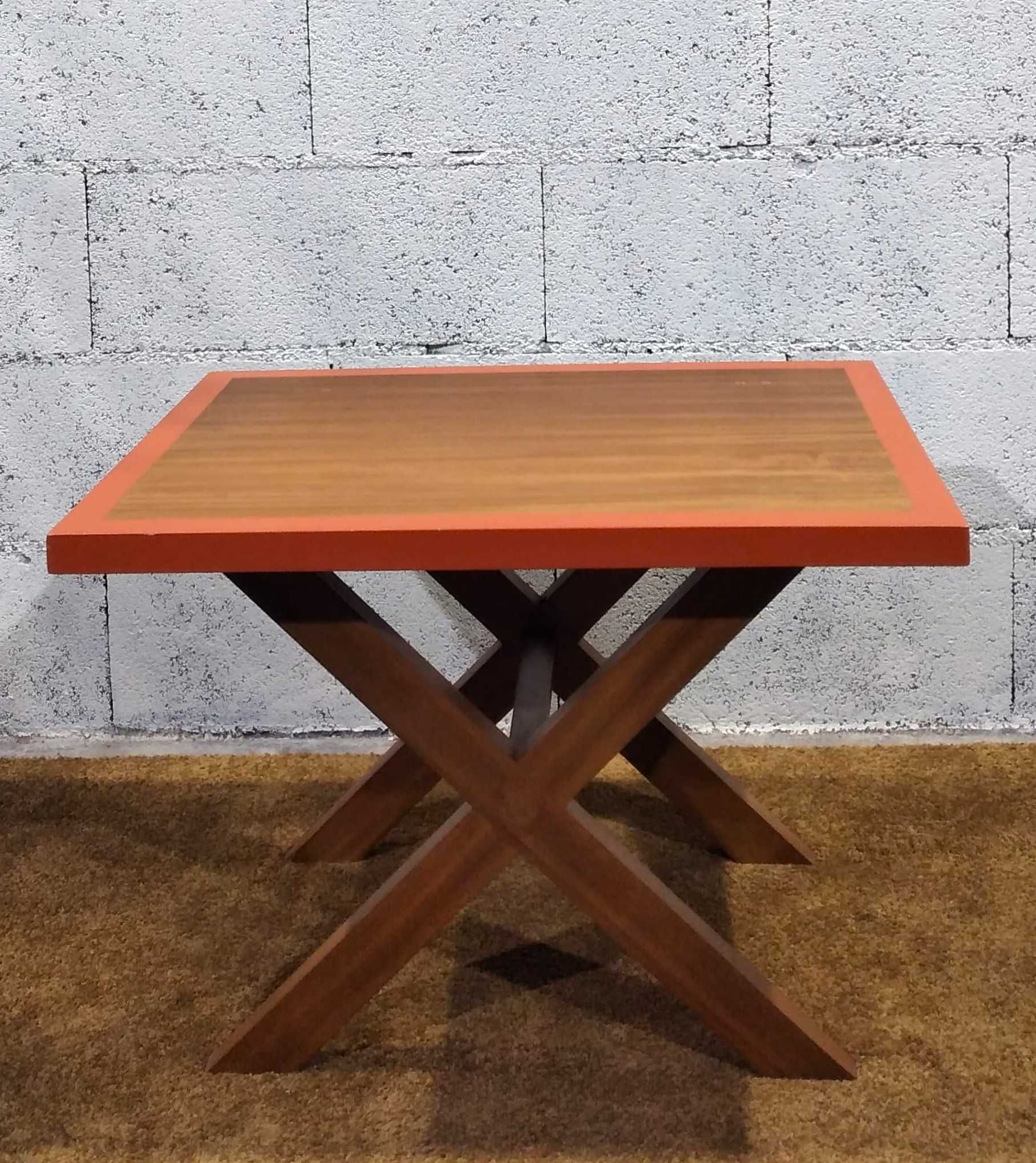 Mesa de centro/Apoio em madeira. Wooden coffee table