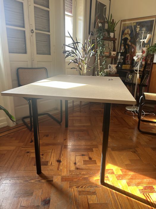 Mesas de madeira com pes metalicos