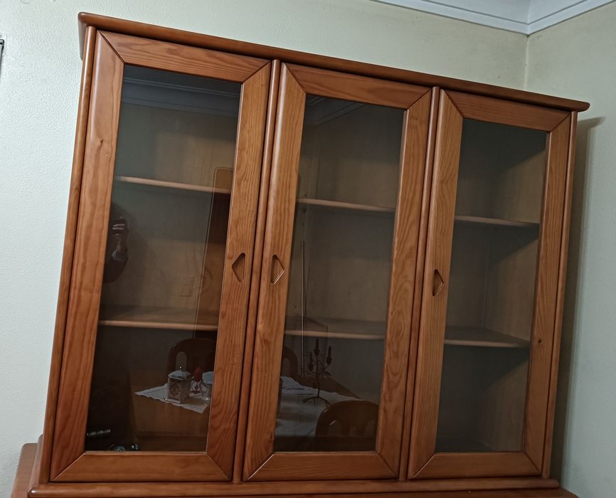 Móvel com 3 portas de vidro