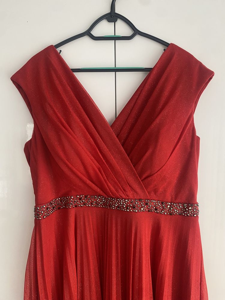 Czerwona brokatowa sukienka r. 48