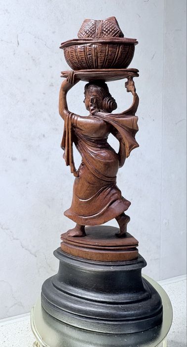 Magnífica pequena antiga escultura do Sec. XIX em madeira esculpida