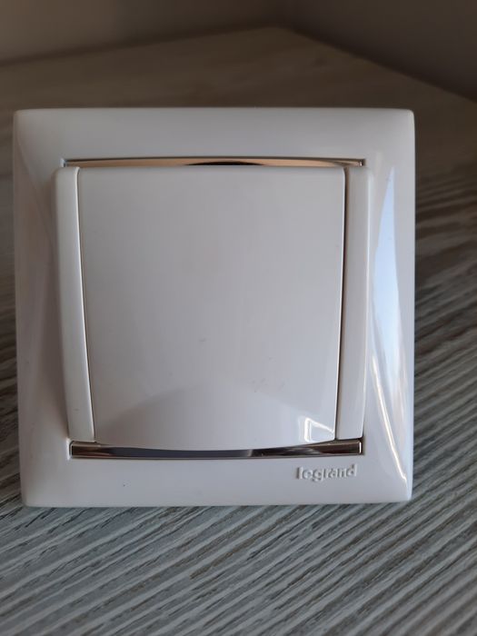 Рамки розетки, вимикачі. Legrand valena.