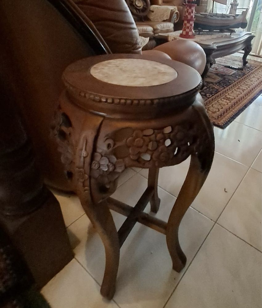 Mesa de apoio de madeira com pedra