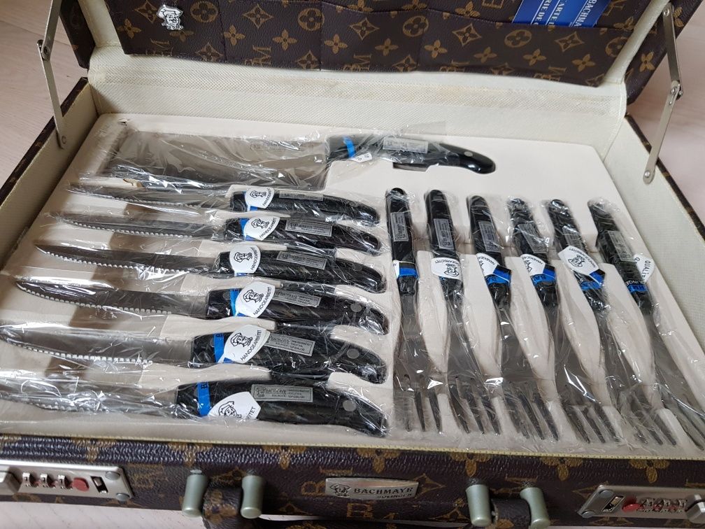Большой набор ножей в чемодане.