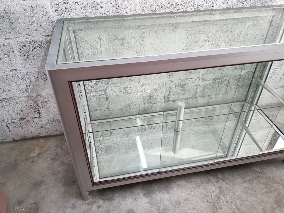 Vitrine / balcão expositor estrutura em alumínio, fundo em espelho, re