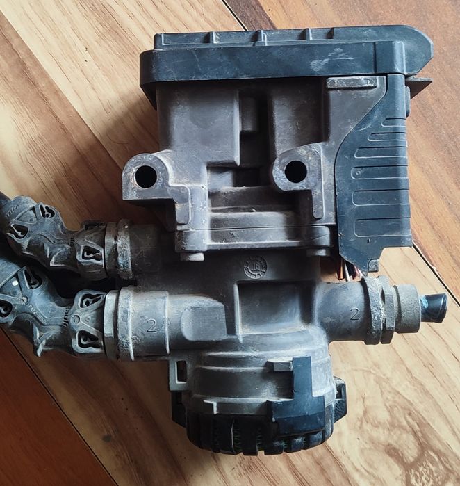 Кран клапан EBS 21327360 + склоочисники до Volvo FH4