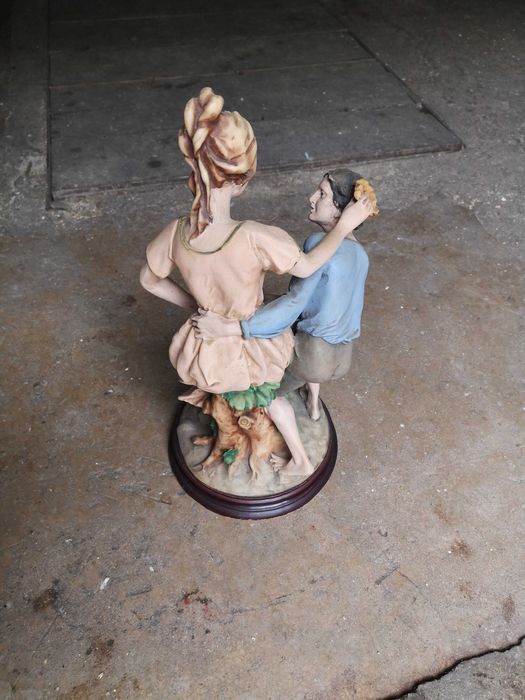 Estatueta com base de madeira, 45 cm