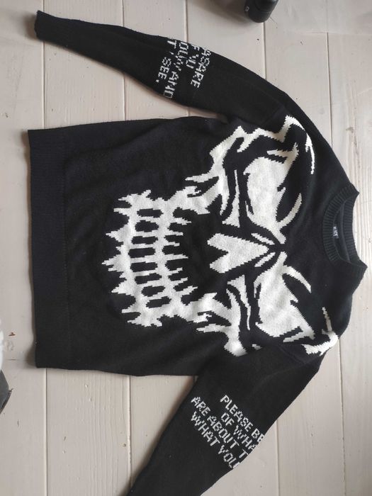 Czarny sweter z czaszką