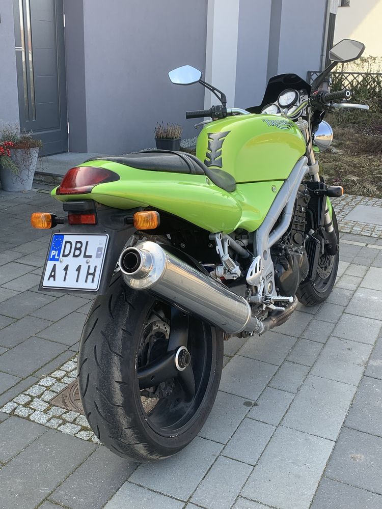 Triumph Speed Triple 955i model T509 z roku 1998 na białych tablicach