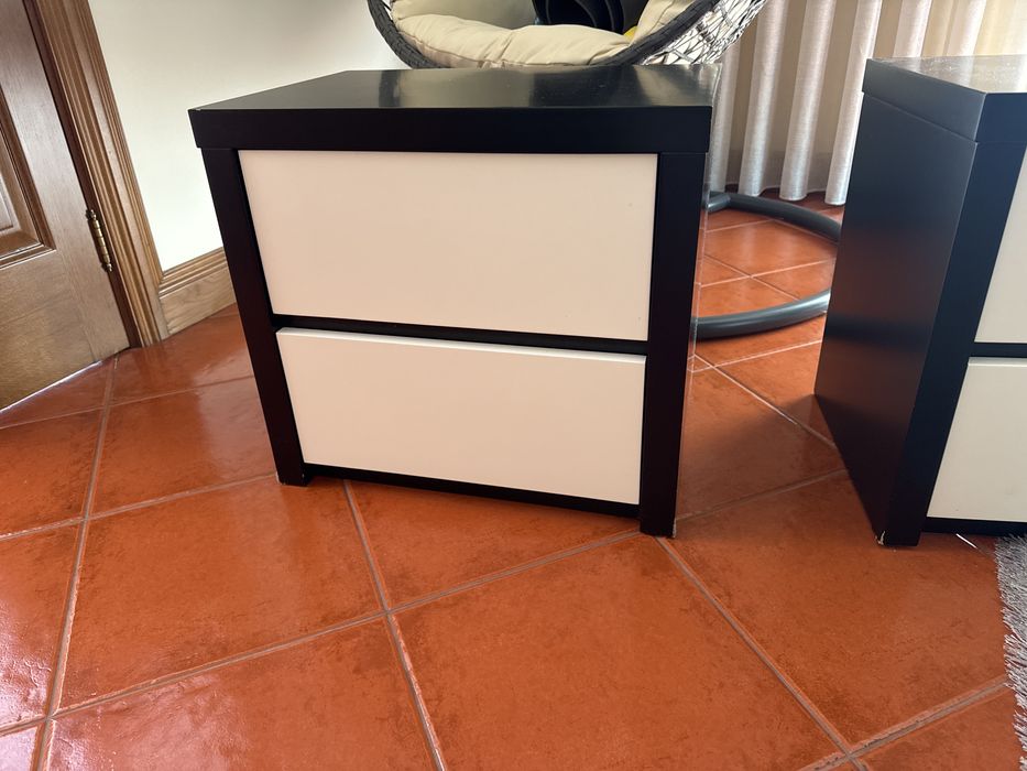 Cama com mesinhas de cabeceira